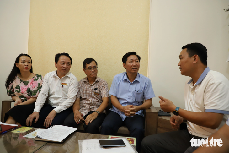 Ông Phạm Văn Khôi - phó chủ tịch UBND huyện Ea H'leo (thứ hai từ phải sang) - cho biết sẽ hủy kết quả thi đua để làm lại, điều chỉnh chi tiết "tín dụng đen" - Ảnh: TRUNG TÂN