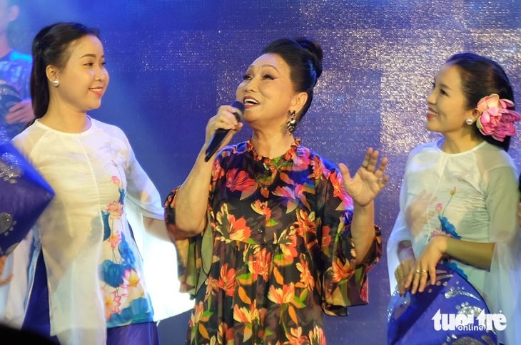 NSND Bạch Tuyết thể hiện bài tân cổ Trăng về thôn dã cùng vũ đoàn - Ảnh: LINH ĐOAN