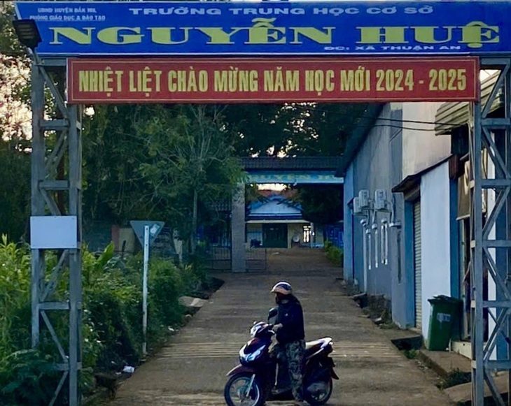Mâu thuẫn trong trường THCS, 2 nam sinh đâm 2 nữ sinh trọng thương lớp 9 - Ảnh 1.