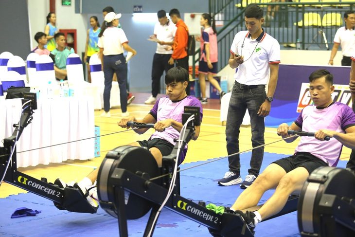 Các VĐV tranh tài tại Giải rowing máy vô địch quốc 2023 sáng 9-12 - Ảnh: ĐỨC KHUÊ