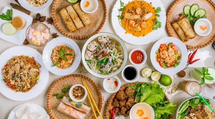 Lauren giới thiệu Việt Nam